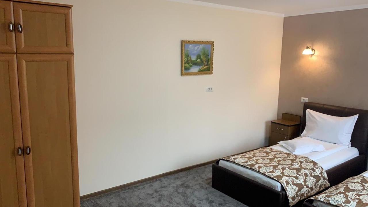 Pensiunea Flora Piatra Neamt Bagian luar foto