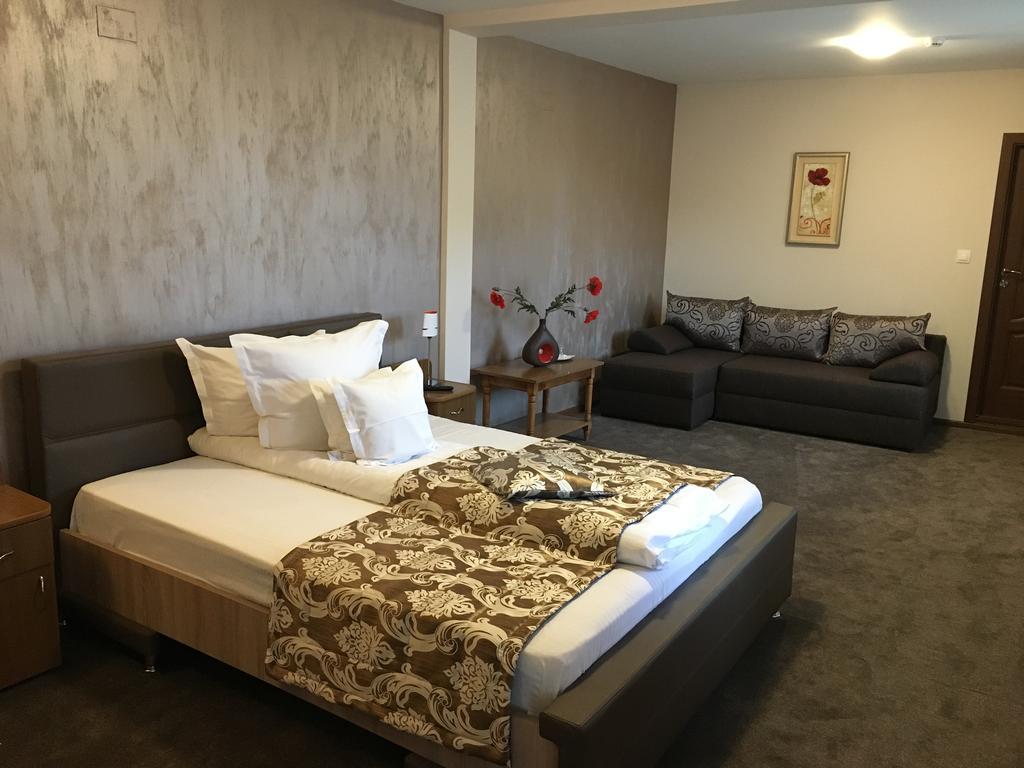 Pensiunea Flora Piatra Neamt Bagian luar foto