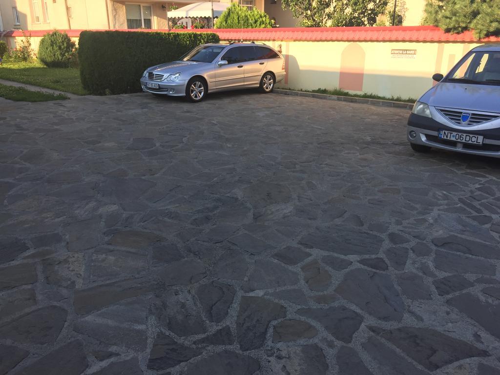 Pensiunea Flora Piatra Neamt Bagian luar foto